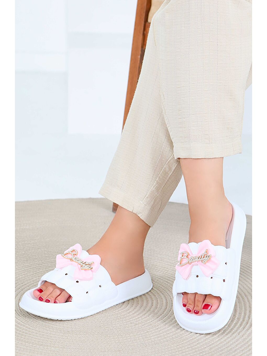 Kadın Beyaz Tokalı Terlik - 27564