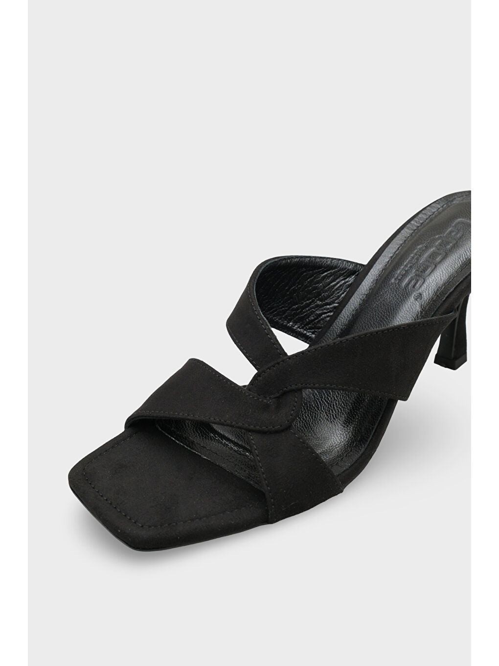Siyah Sissy Hakiki Deri Astarlı Küt Burunlu Çapraz Bantlı Orta Topuklu Kadın Terlik-2