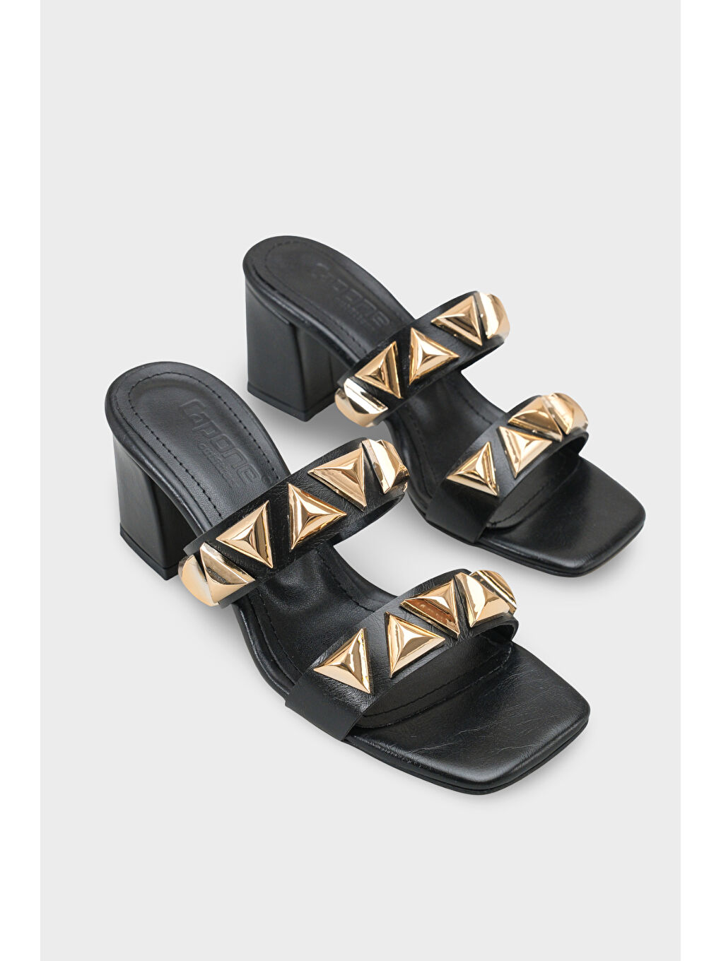 Siyah Aubrie Küt Burunlu Metal Aksesuarlı Orta Topuklu Kadın Terlik-1