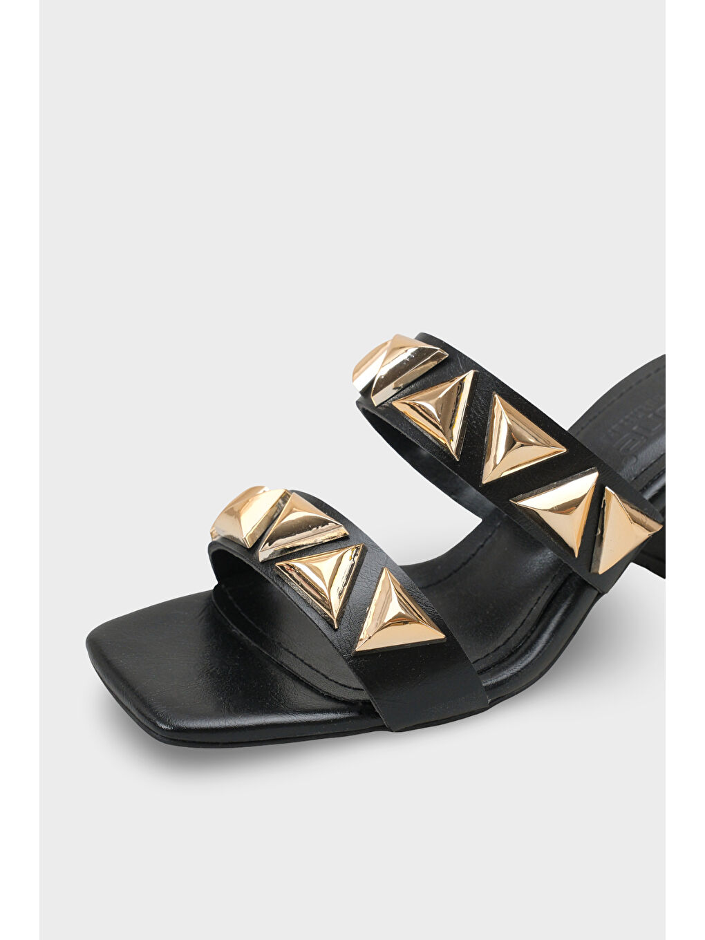 Siyah Aubrie Küt Burunlu Metal Aksesuarlı Orta Topuklu Kadın Terlik-2