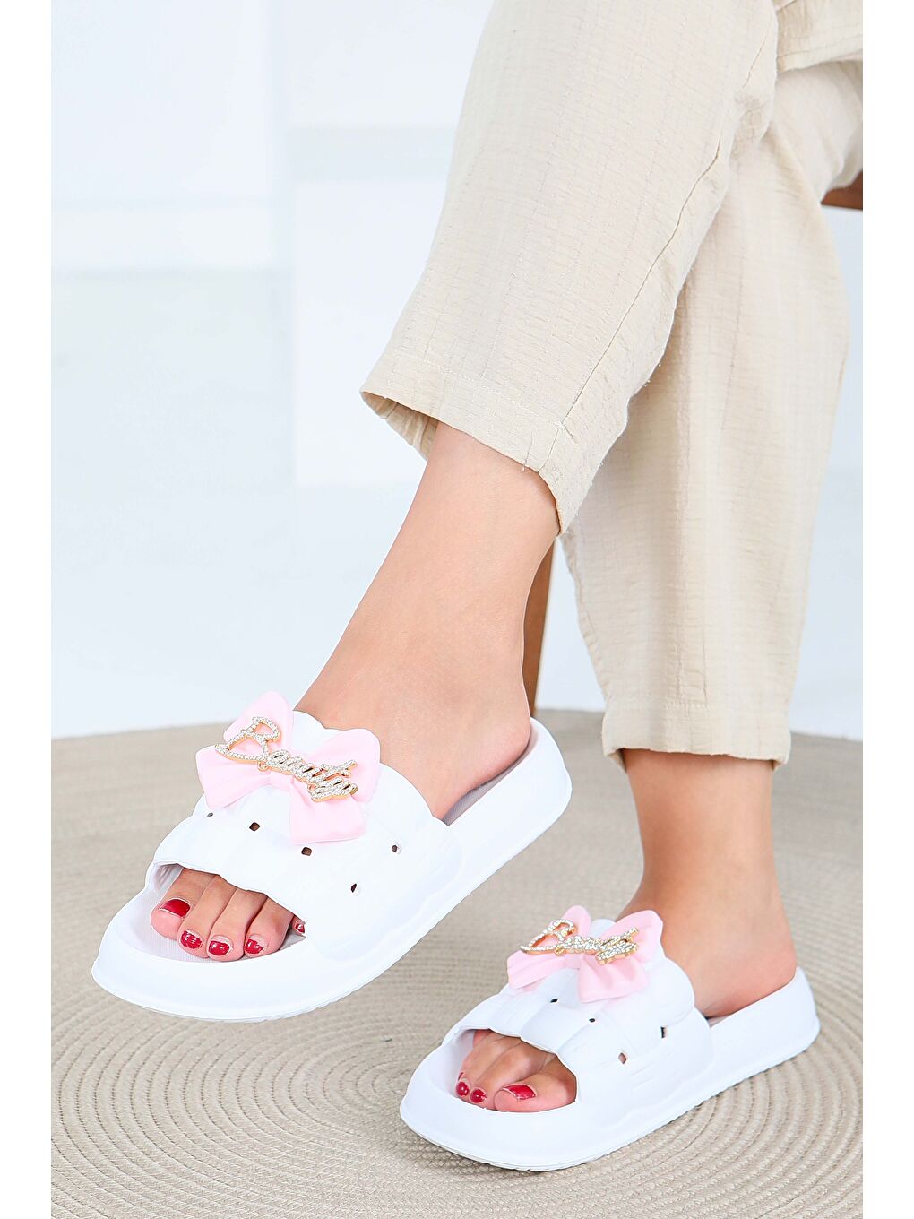 Kadın Beyaz Tokalı Terlik - 27564-3