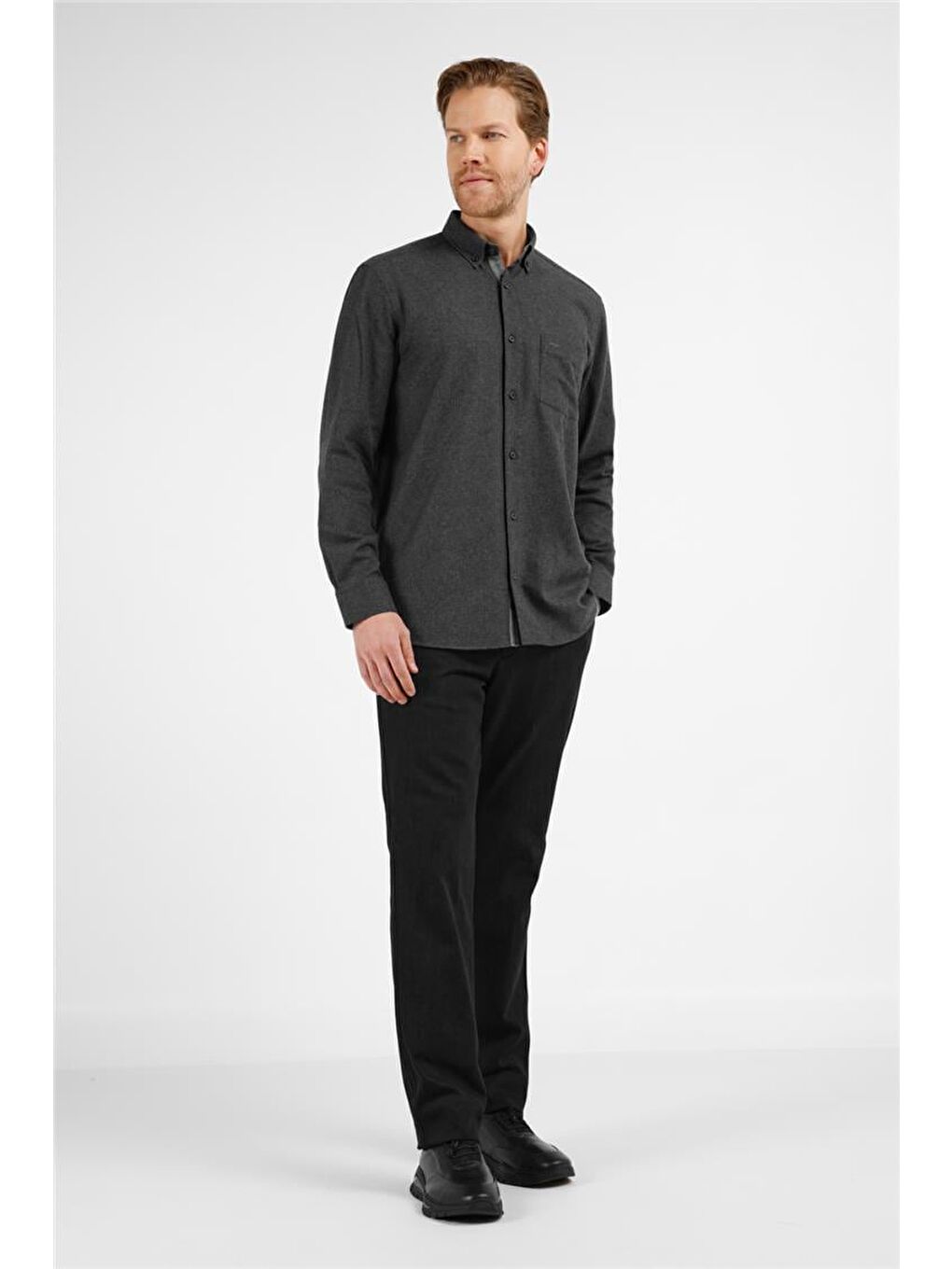 Siyah Düğmeli Yaka Uzun Kol Cepli Comfort Fit Pamuklu Gömlek 1004255234-1