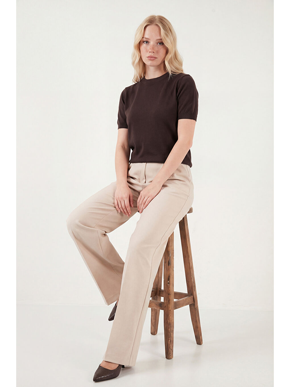 Kahverengi Yumuşak Dokulu Bisiklet Yaka Kısa Kollu Kadın Triko Bluz 4617054-2