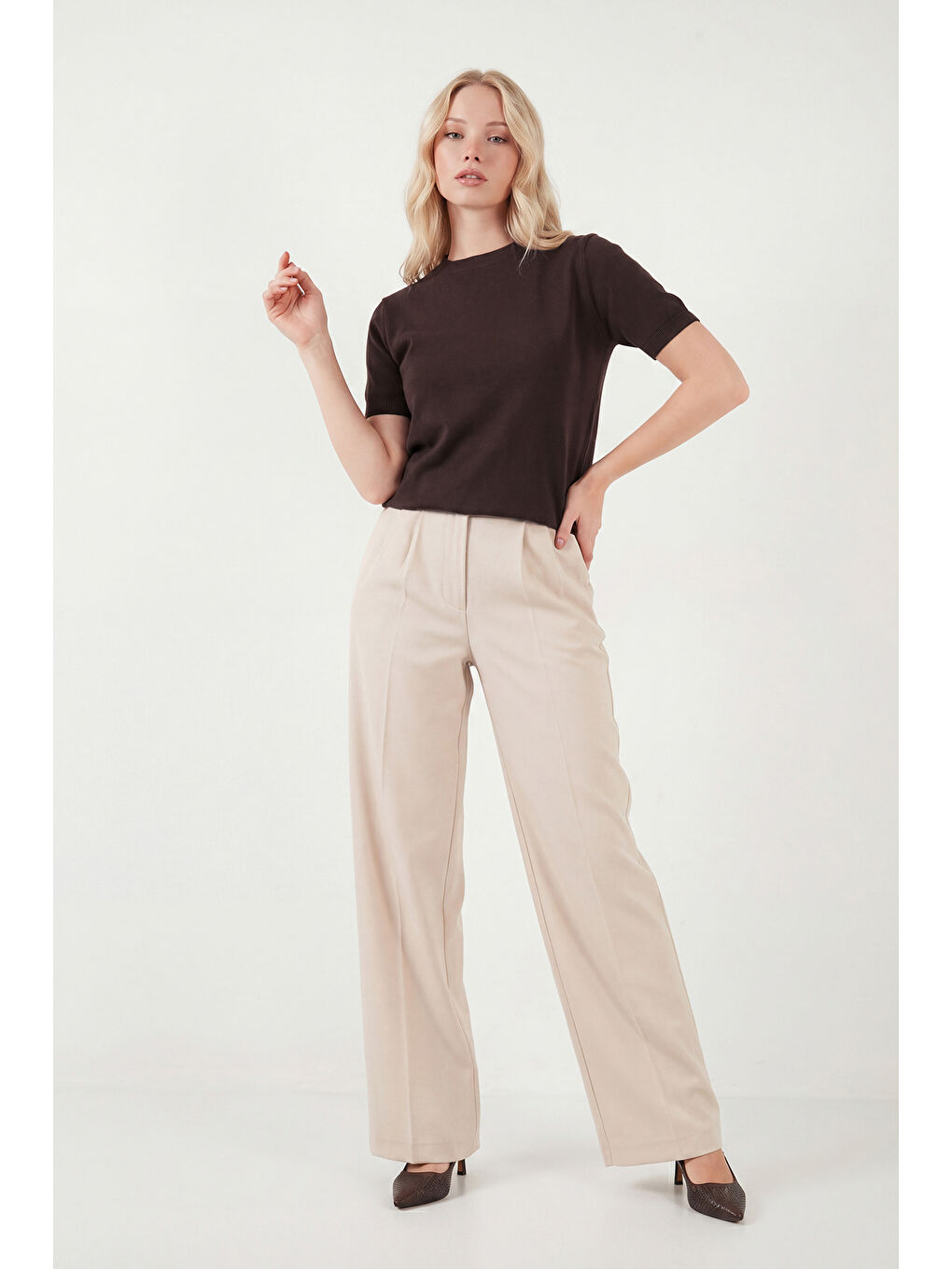 Kahverengi Yumuşak Dokulu Bisiklet Yaka Kısa Kollu Kadın Triko Bluz 4617054-3