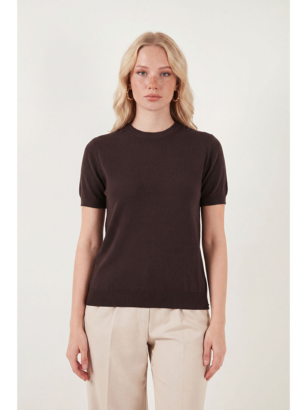 Kahverengi Yumuşak Dokulu Bisiklet Yaka Kısa Kollu Kadın Triko Bluz 4617054-4