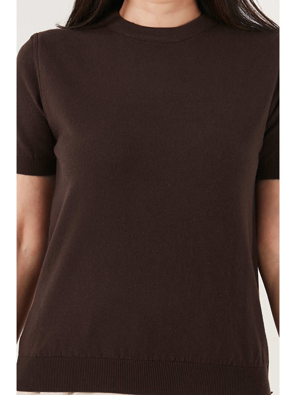 Kahverengi Yumuşak Dokulu Bisiklet Yaka Kısa Kollu Kadın Triko Bluz 4617054-5