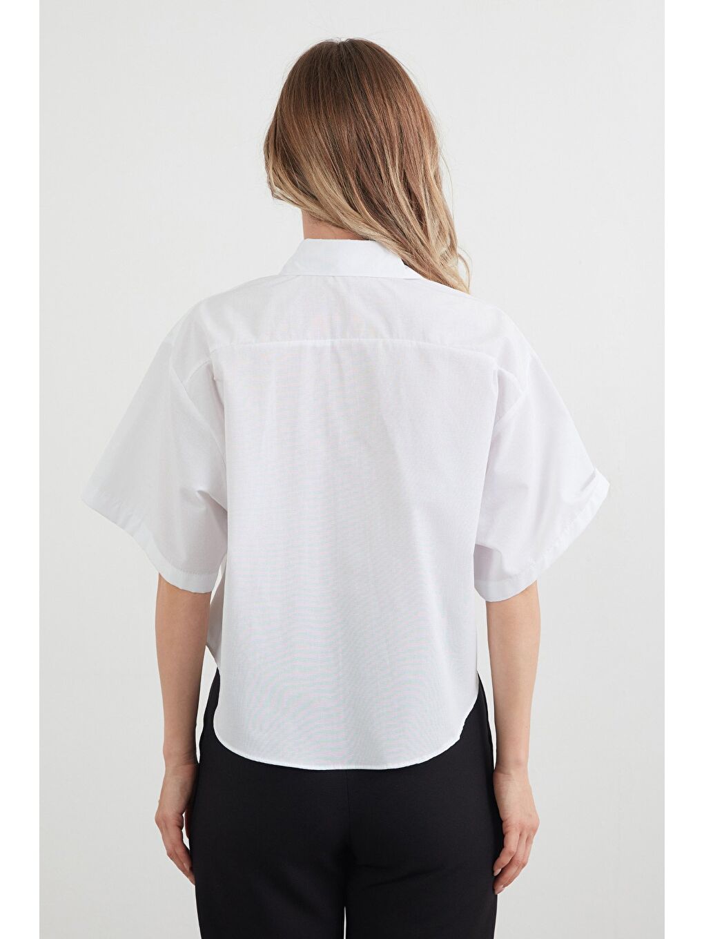 Beyaz Basic Çift Cepli Arkası Uzun Crop Gömlek-3