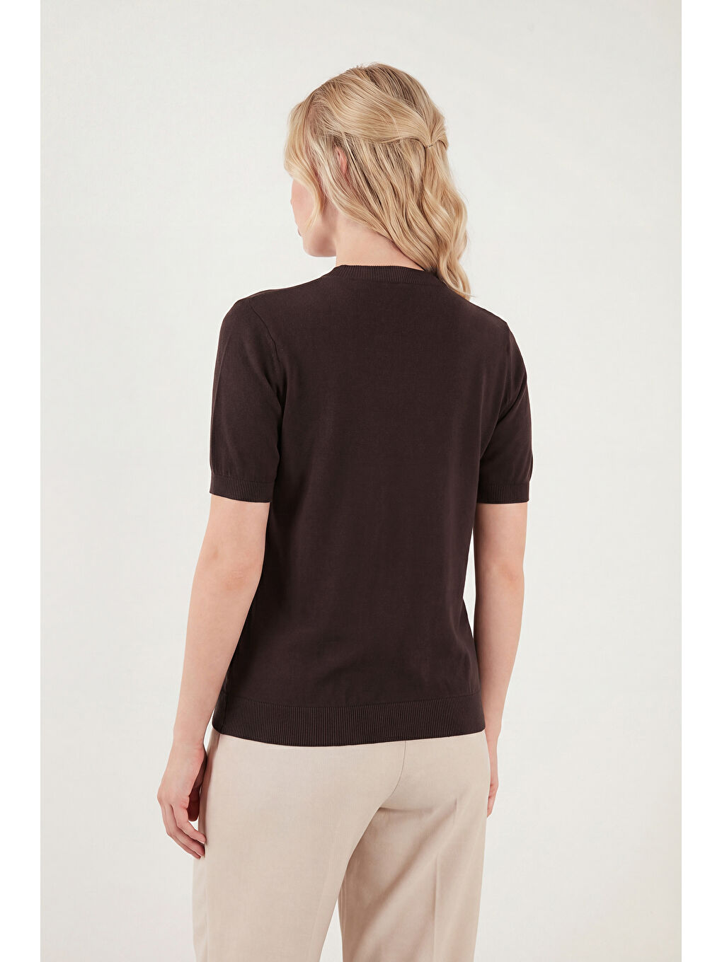 Kahverengi Yumuşak Dokulu Bisiklet Yaka Kısa Kollu Kadın Triko Bluz 4617054-6