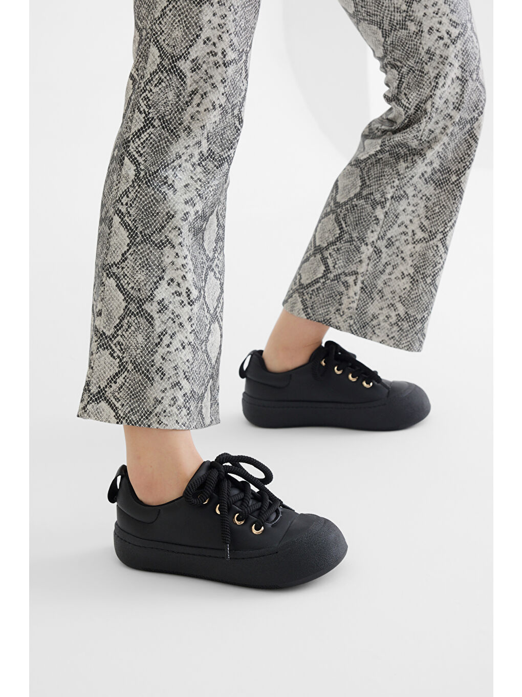 Kadın Siyah Rahat Kalıp Kauçuk Taban Bağcıklı Sneaker-1
