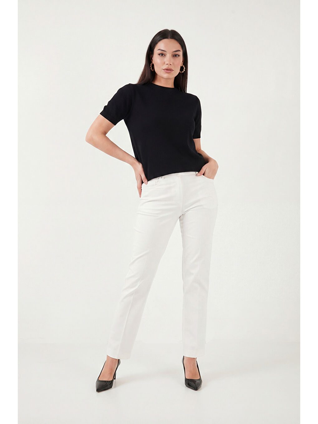 Siyah Yumuşak Dokulu Bisiklet Yaka Kısa Kollu Kadın Triko Bluz 4617054-1