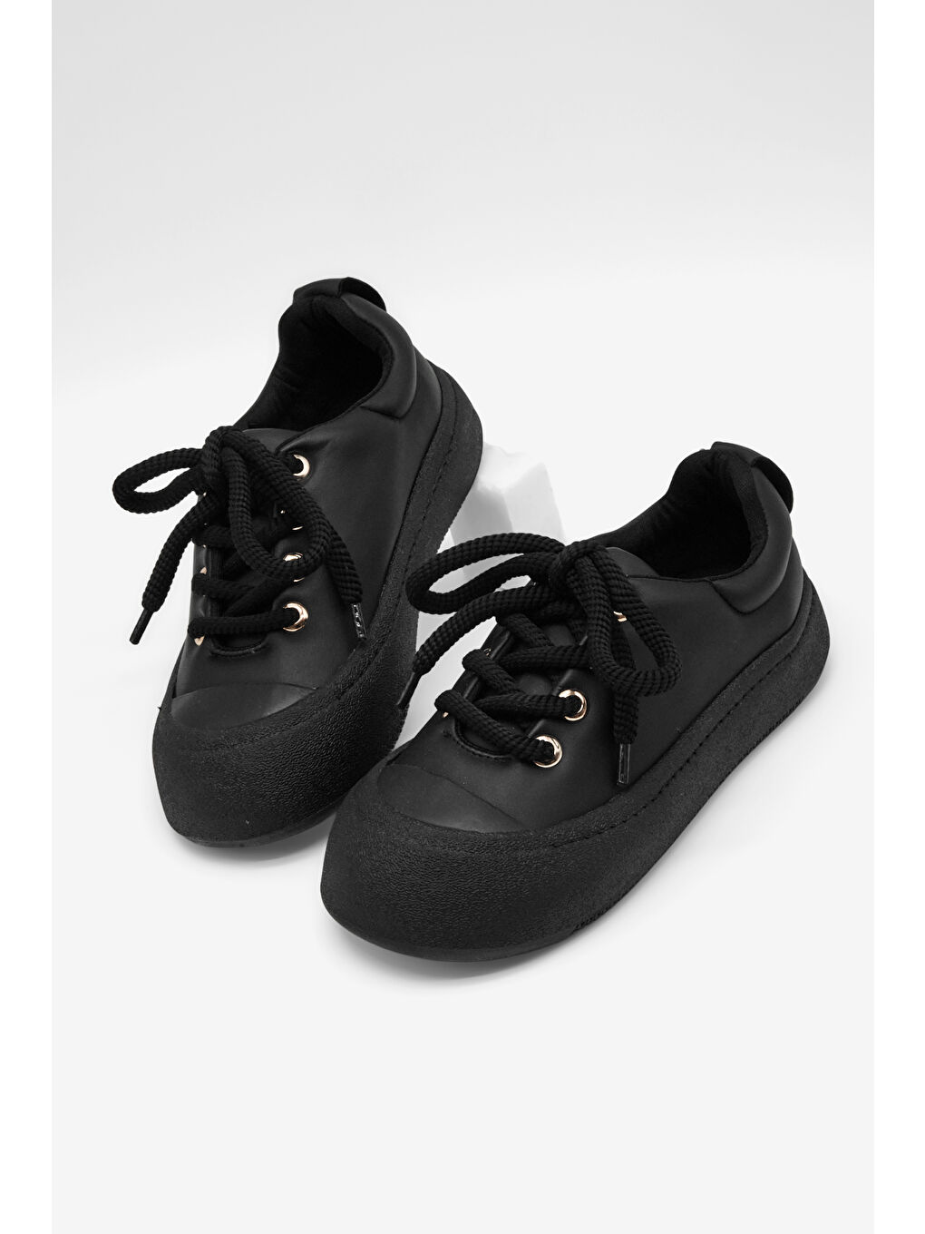 Kadın Siyah Rahat Kalıp Kauçuk Taban Bağcıklı Sneaker-4