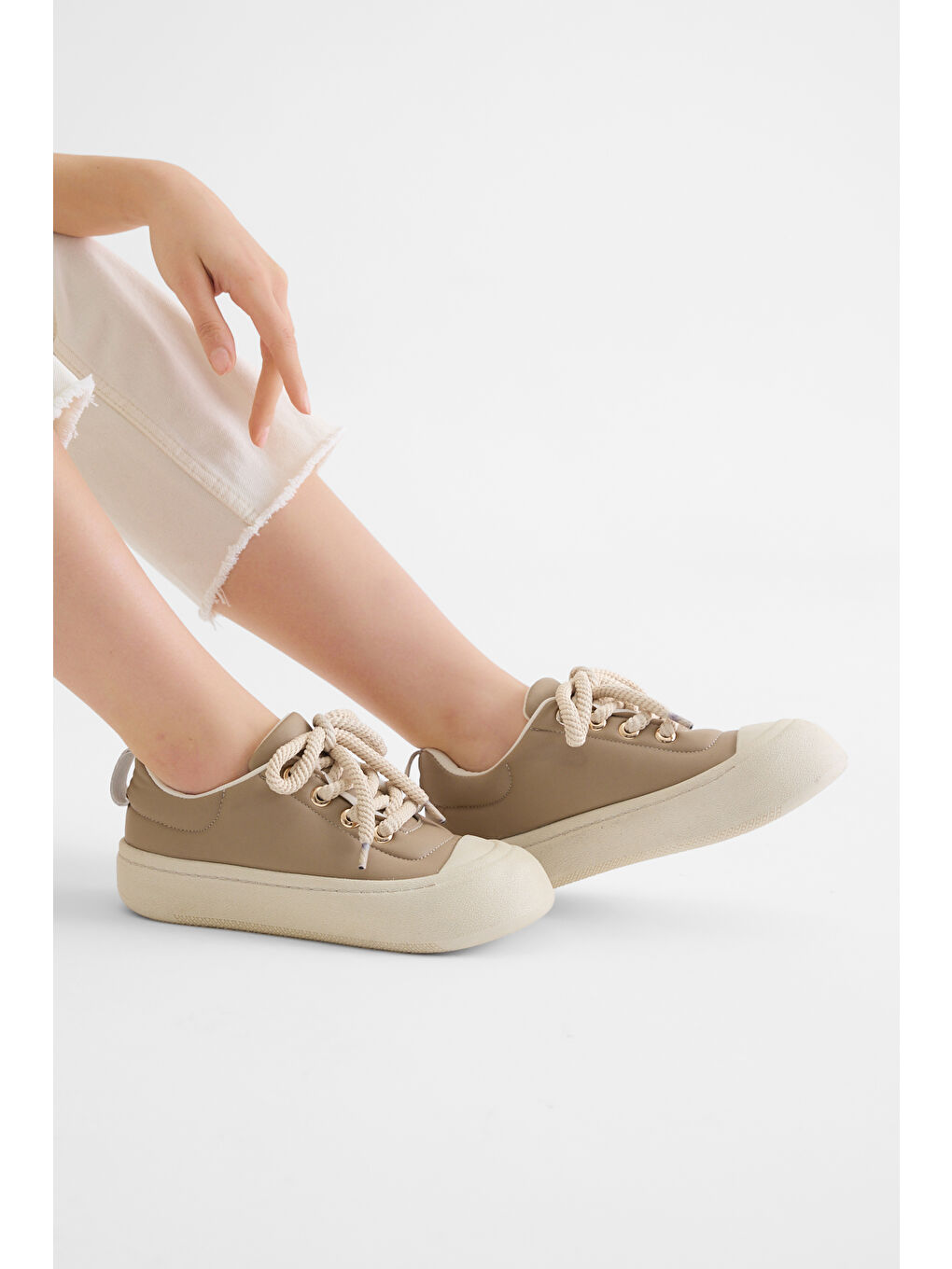 Kadın Bej Rahat Kalıp Kauçuk Taban Bağcıklı Sneaker-1