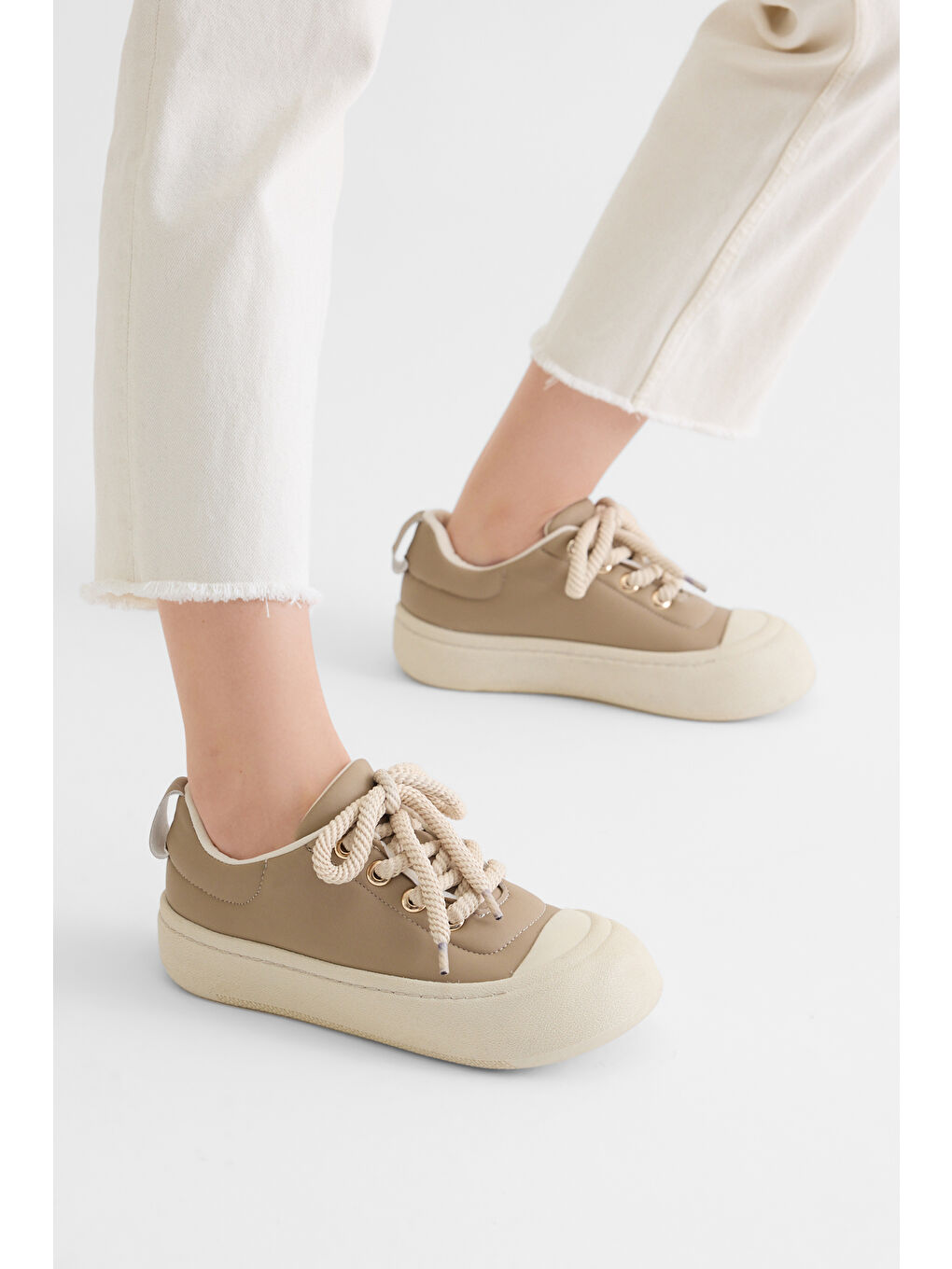 Kadın Bej Rahat Kalıp Kauçuk Taban Bağcıklı Sneaker-2
