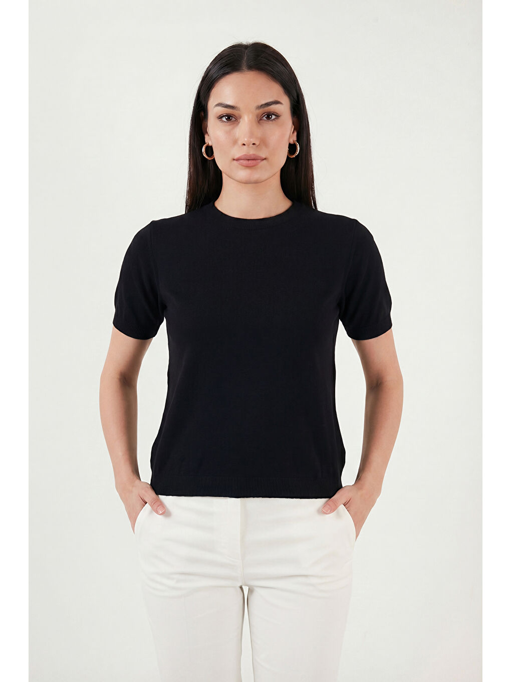 Siyah Yumuşak Dokulu Bisiklet Yaka Kısa Kollu Kadın Triko Bluz 4617054-2