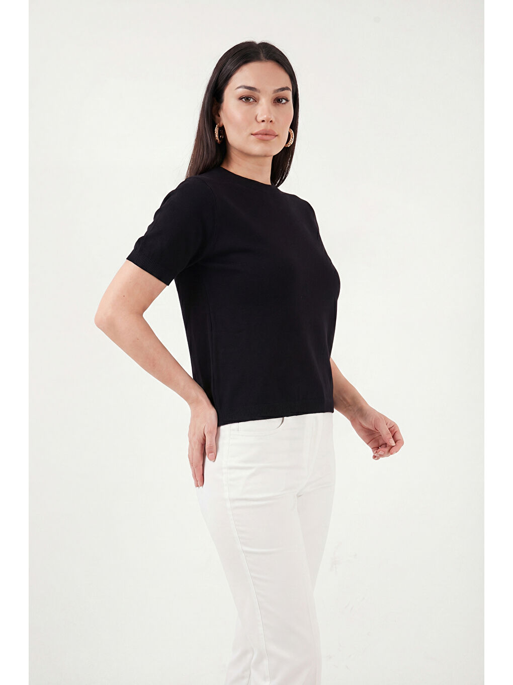 Siyah Yumuşak Dokulu Bisiklet Yaka Kısa Kollu Kadın Triko Bluz 4617054-3