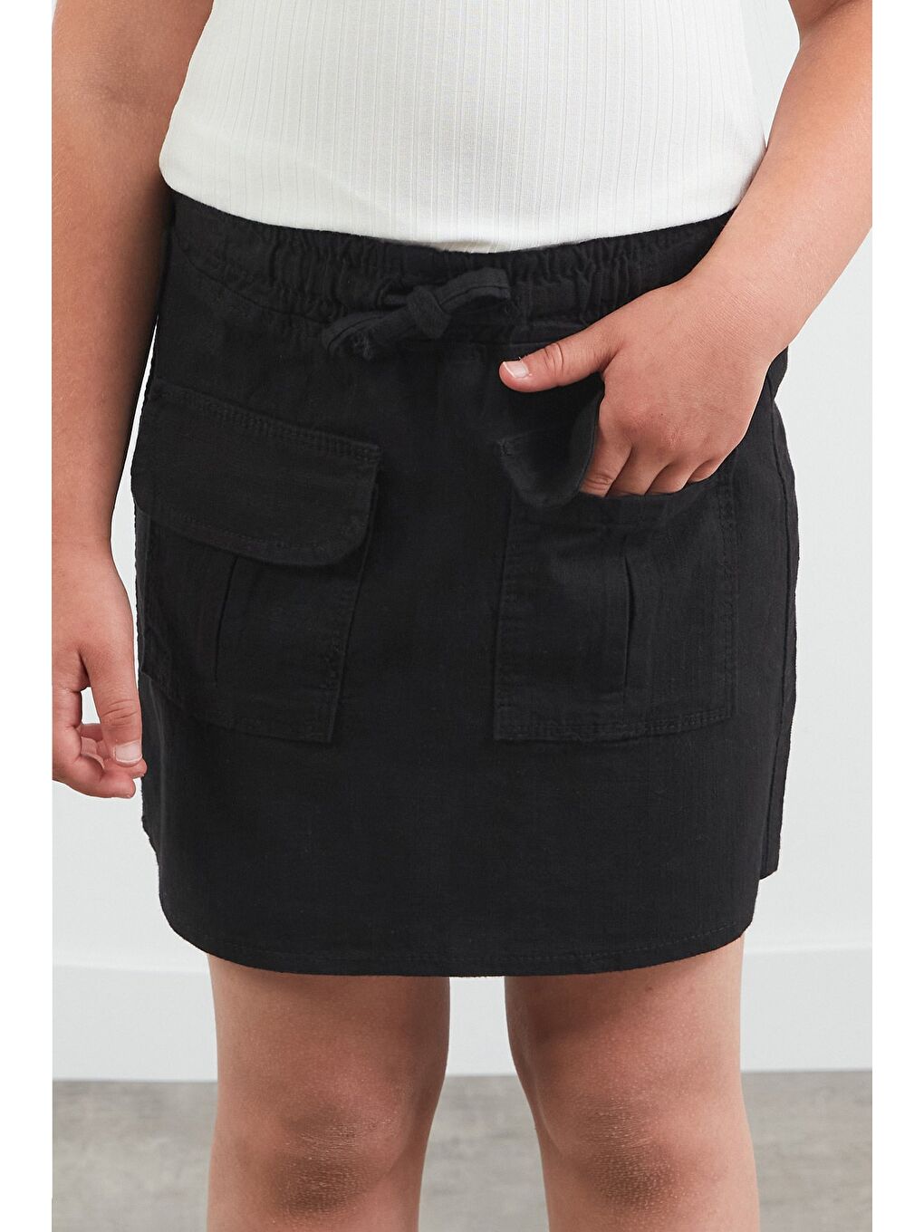 Siyah Beli Bağlamalı Çift Cepli Kız Çocuk Etek-3