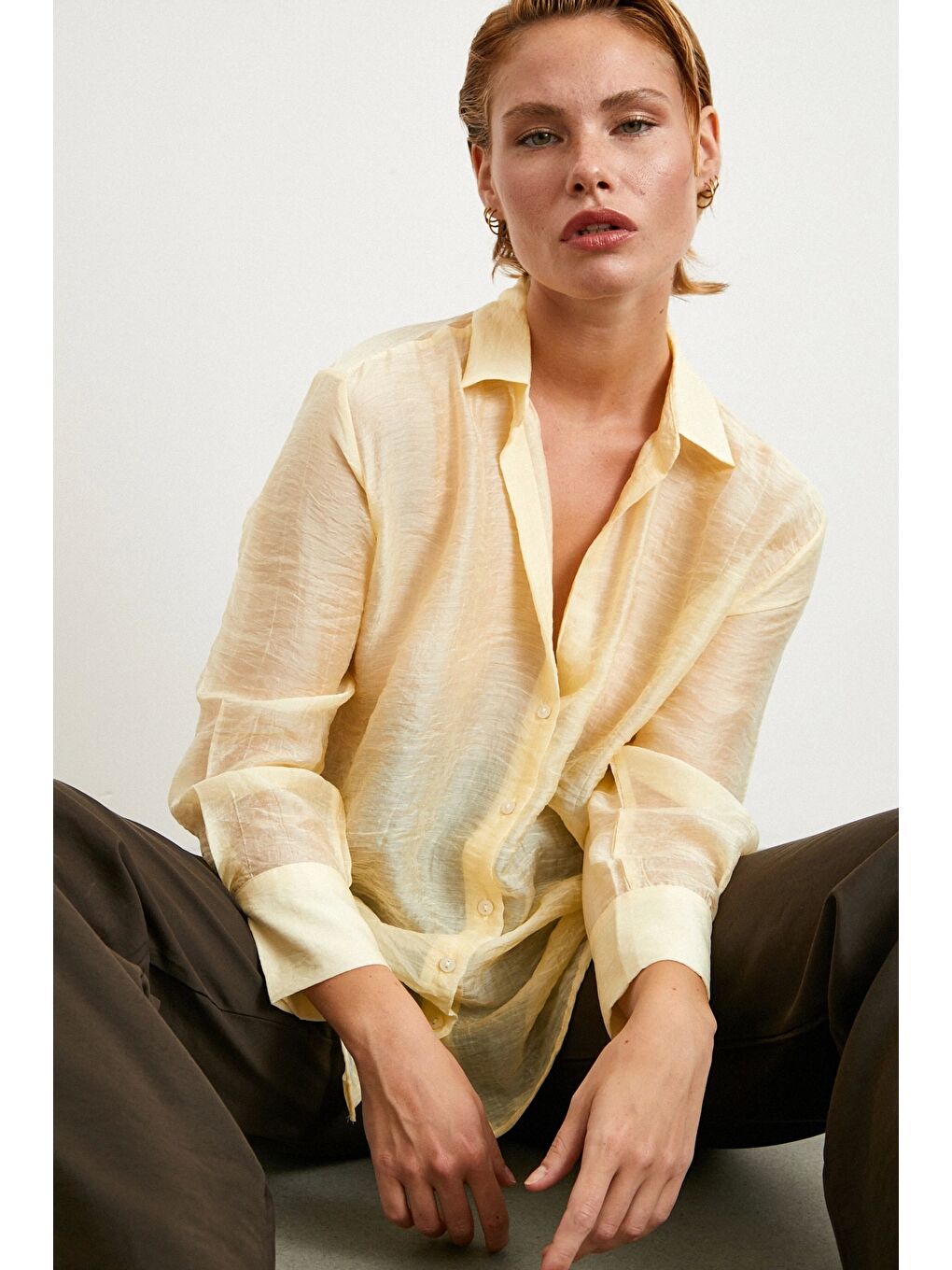 Modal Basic V Yaka Gömlek Sarı