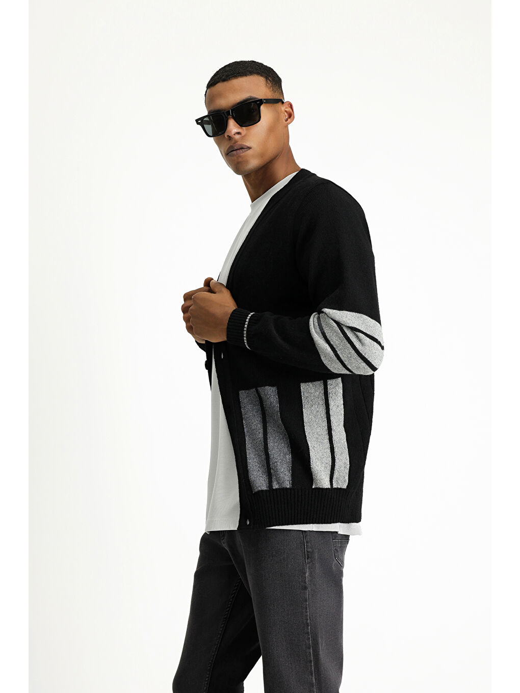 Siyah Yünlü Desenli Triko Hırka-1