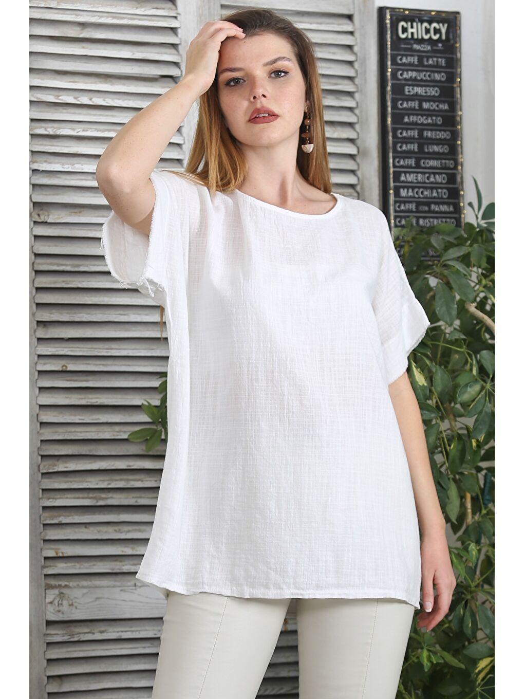 İtalyan Beyaz Havuz Yaka Düşük Kol Yıkamalı Dokuma Casual Bluz-1