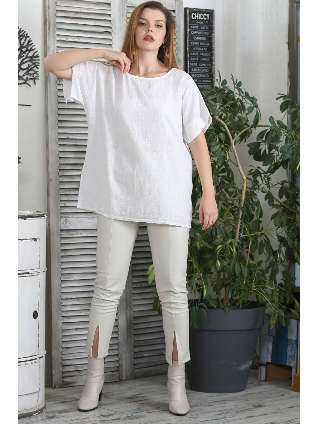 İtalyan Beyaz Havuz Yaka Düşük Kol Yıkamalı Dokuma Casual Bluz-4