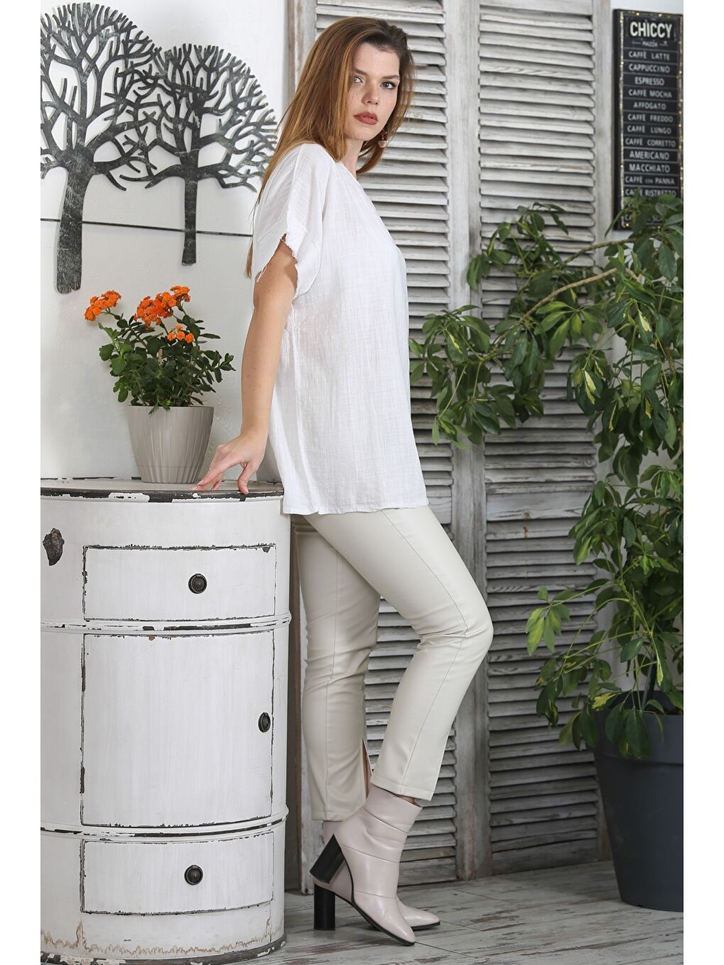 İtalyan Beyaz Havuz Yaka Düşük Kol Yıkamalı Dokuma Casual Bluz-5