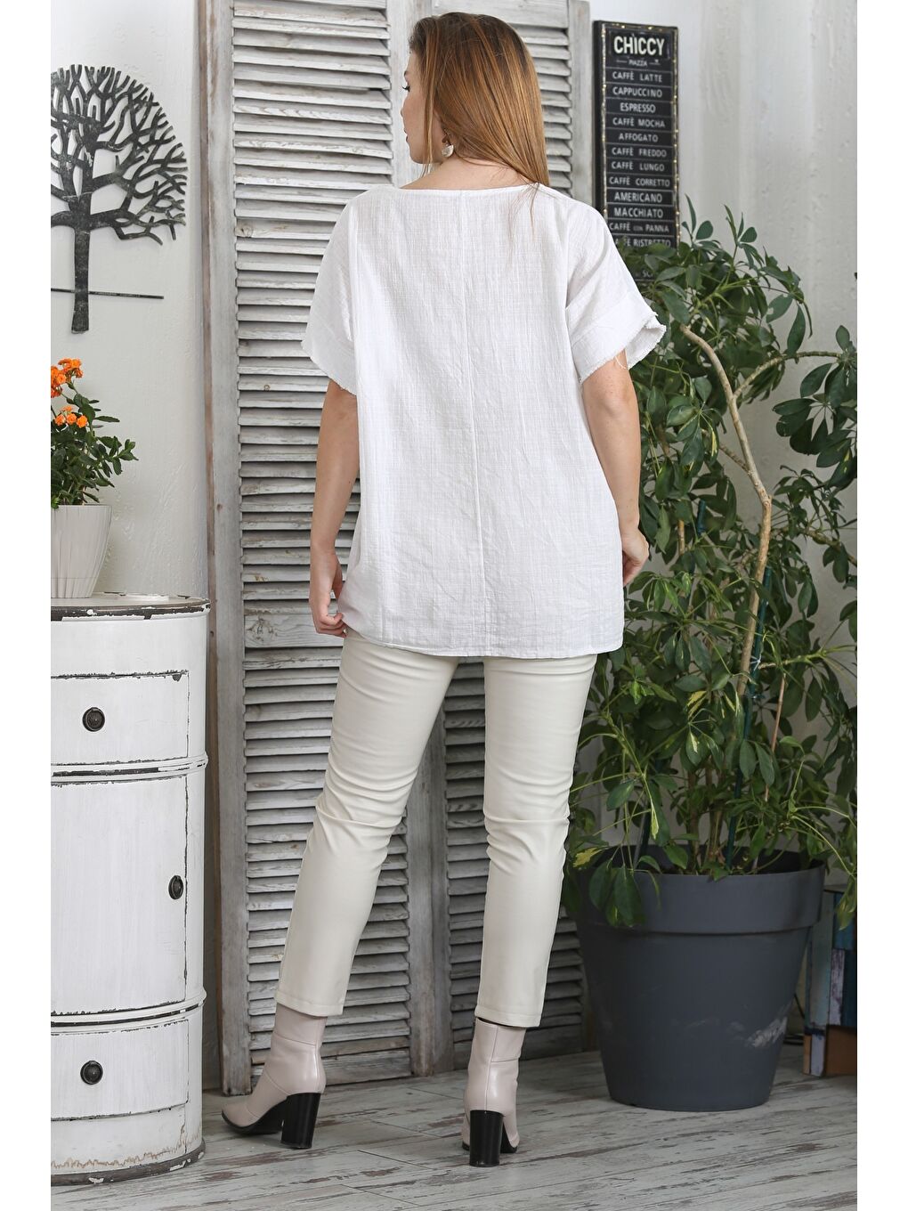 İtalyan Beyaz Havuz Yaka Düşük Kol Yıkamalı Dokuma Casual Bluz-6