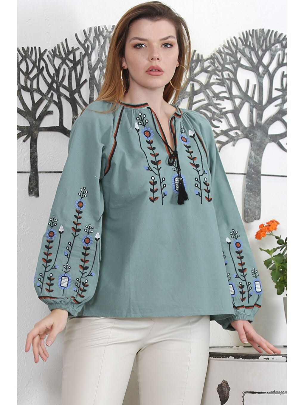 Açık Yeşil Alttan Britli Yaka Balon Kol Bağlamalı Yaka Ve Kol Nakışlı Dokuma Casual Bluz