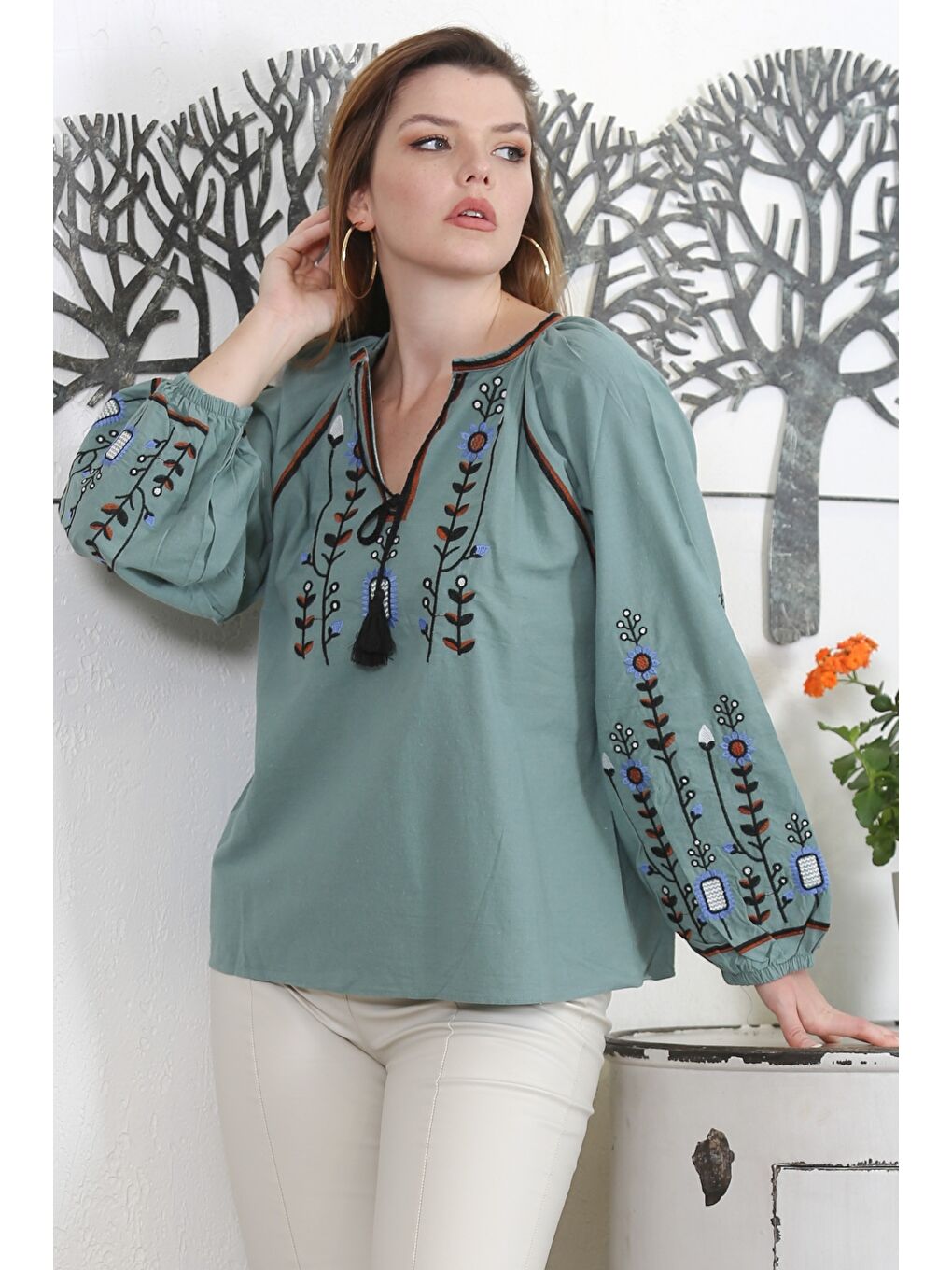 Açık Yeşil Alttan Britli Yaka Balon Kol Bağlamalı Yaka Ve Kol Nakışlı Dokuma Casual Bluz-1