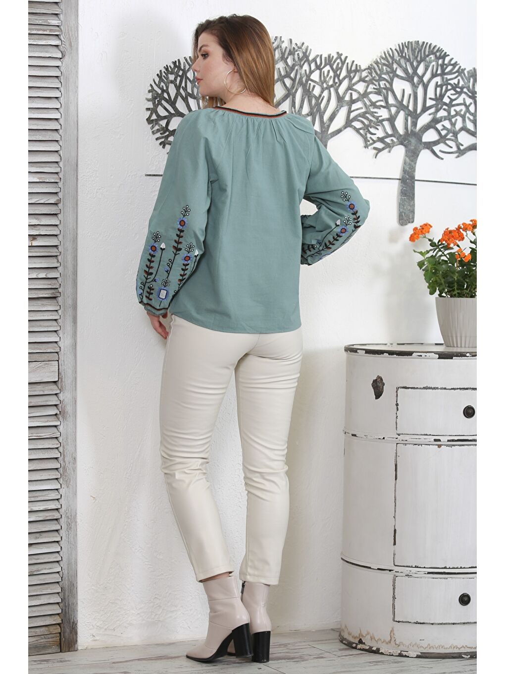 Açık Yeşil Alttan Britli Yaka Balon Kol Bağlamalı Yaka Ve Kol Nakışlı Dokuma Casual Bluz-4