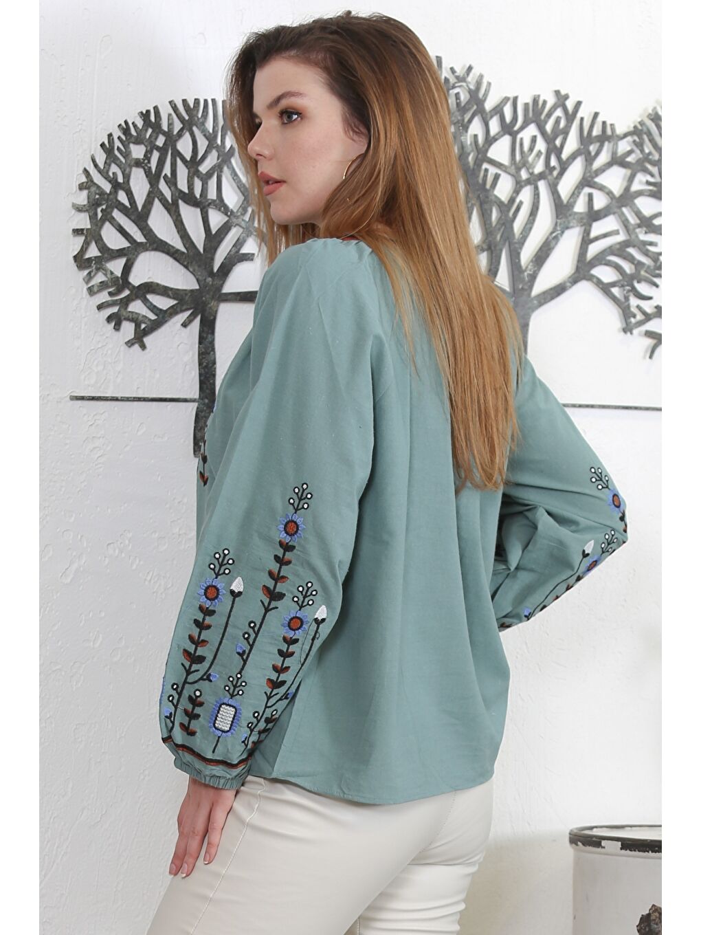 Açık Yeşil Alttan Britli Yaka Balon Kol Bağlamalı Yaka Ve Kol Nakışlı Dokuma Casual Bluz-5