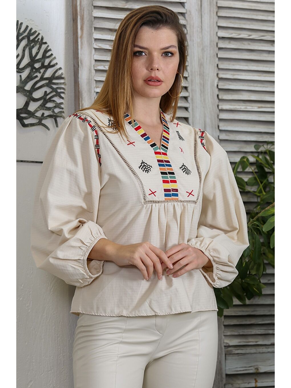 Bej V Yaka Balon Kol Nakışlı Dokuma Casual Bluz