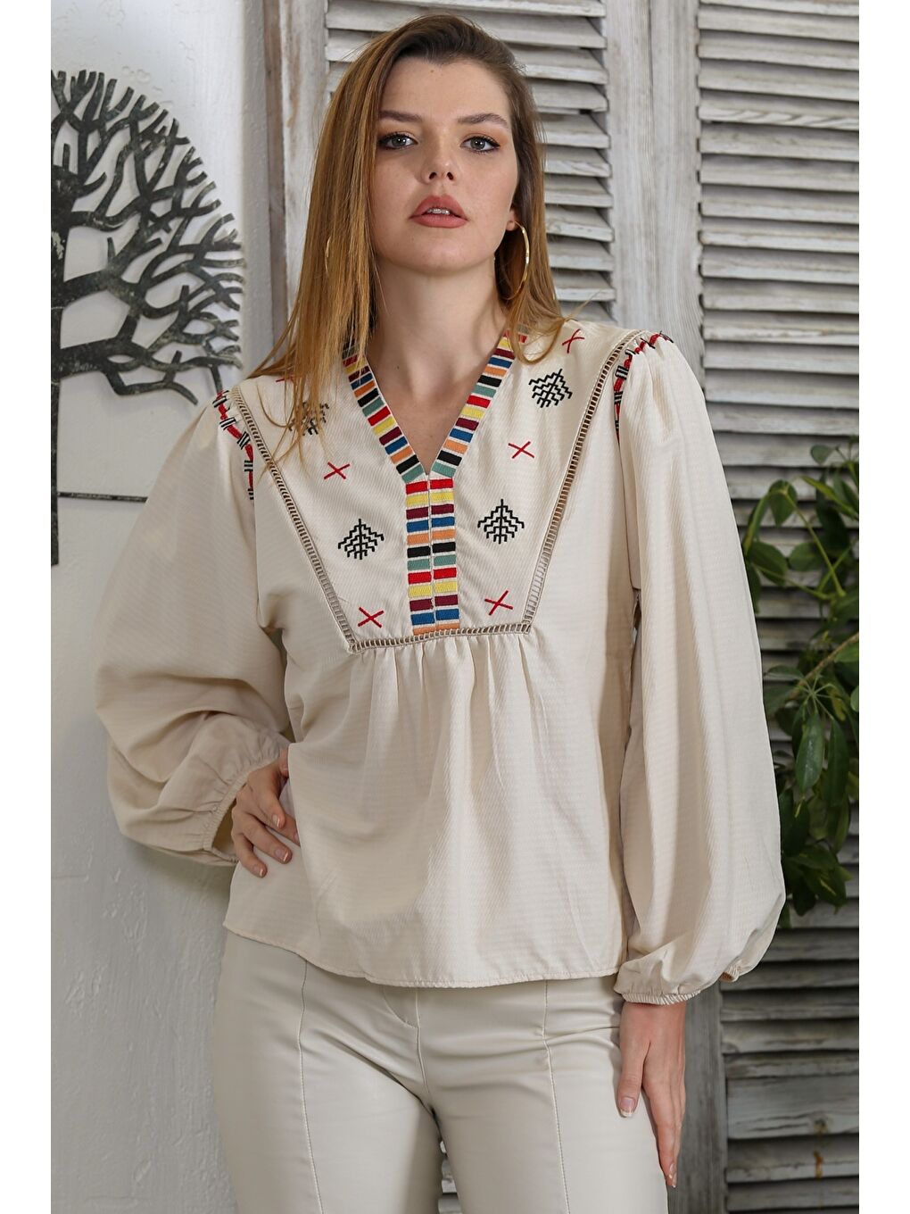 Bej V Yaka Balon Kol Nakışlı Dokuma Casual Bluz-1