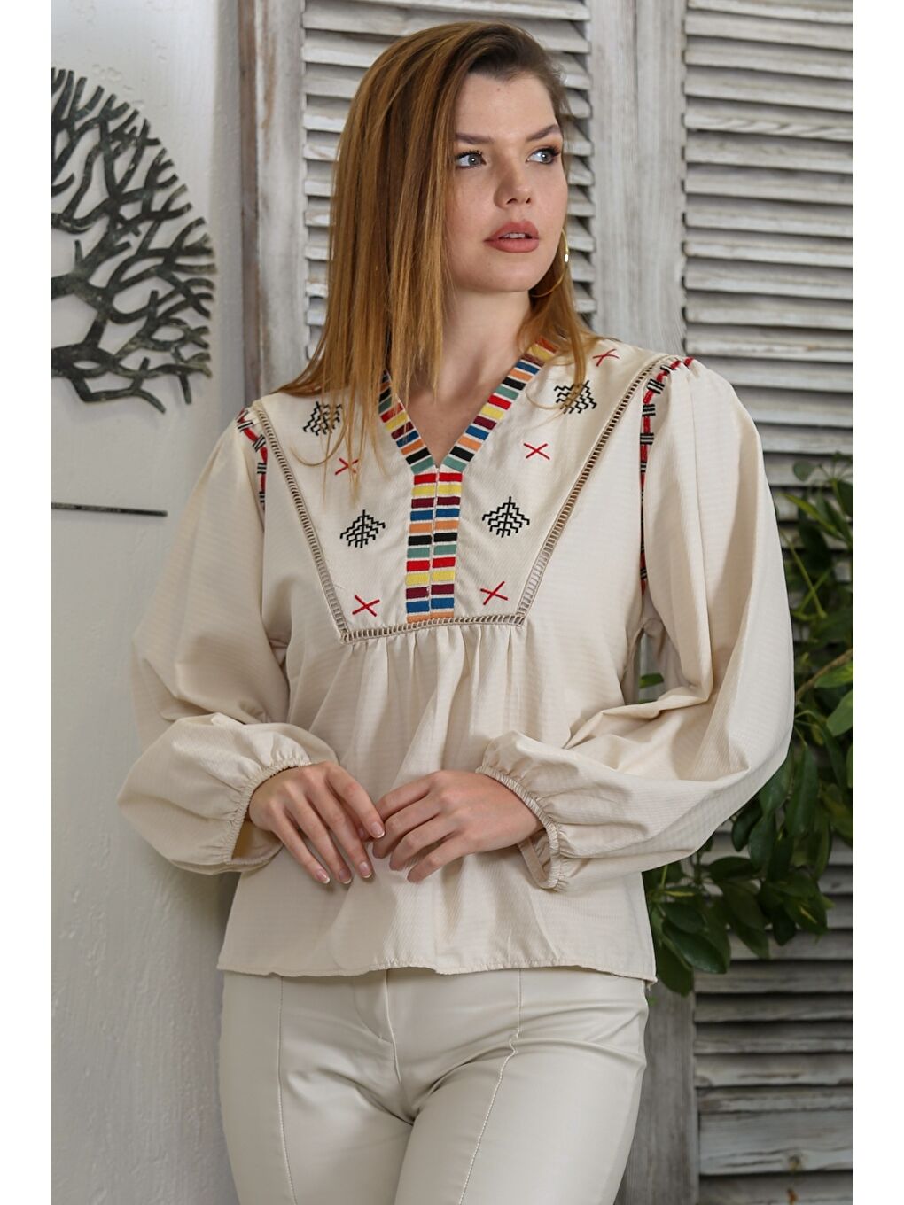 Bej V Yaka Balon Kol Nakışlı Dokuma Casual Bluz-2