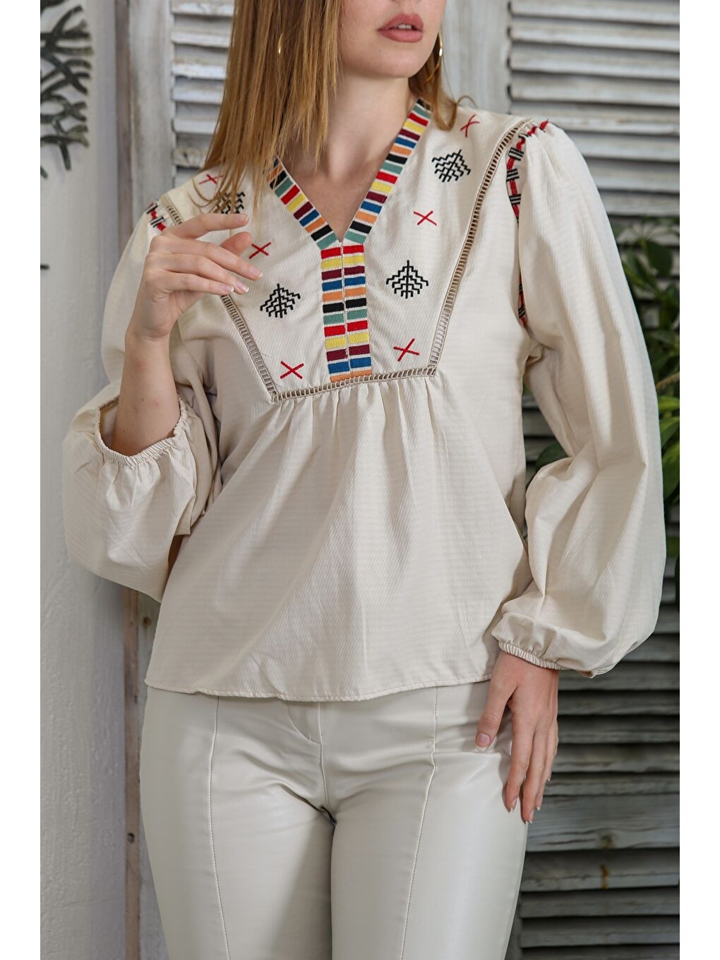 Bej V Yaka Balon Kol Nakışlı Dokuma Casual Bluz-3