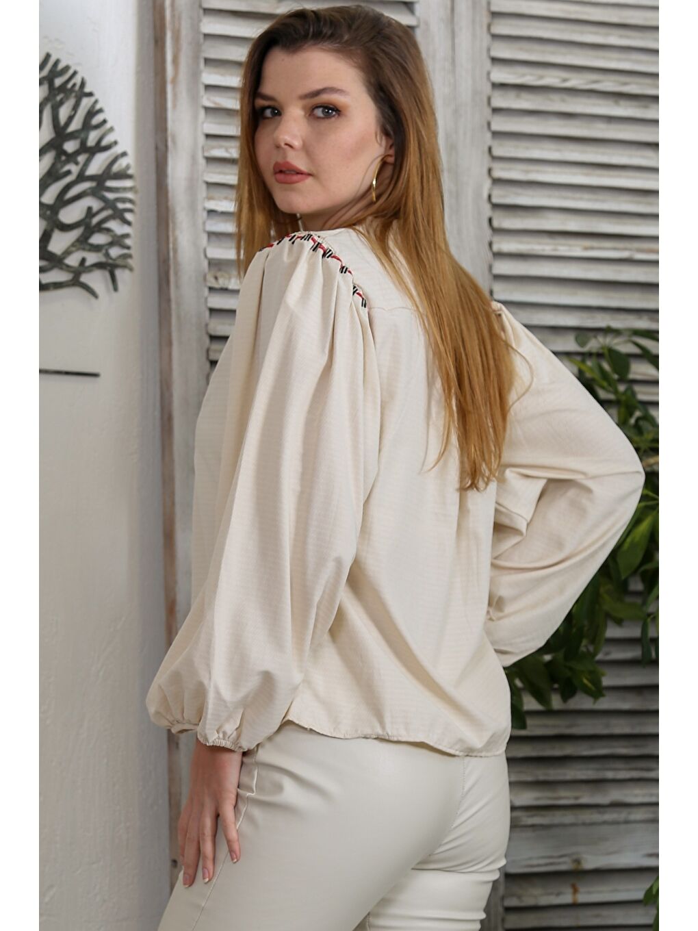 Bej V Yaka Balon Kol Nakışlı Dokuma Casual Bluz-4
