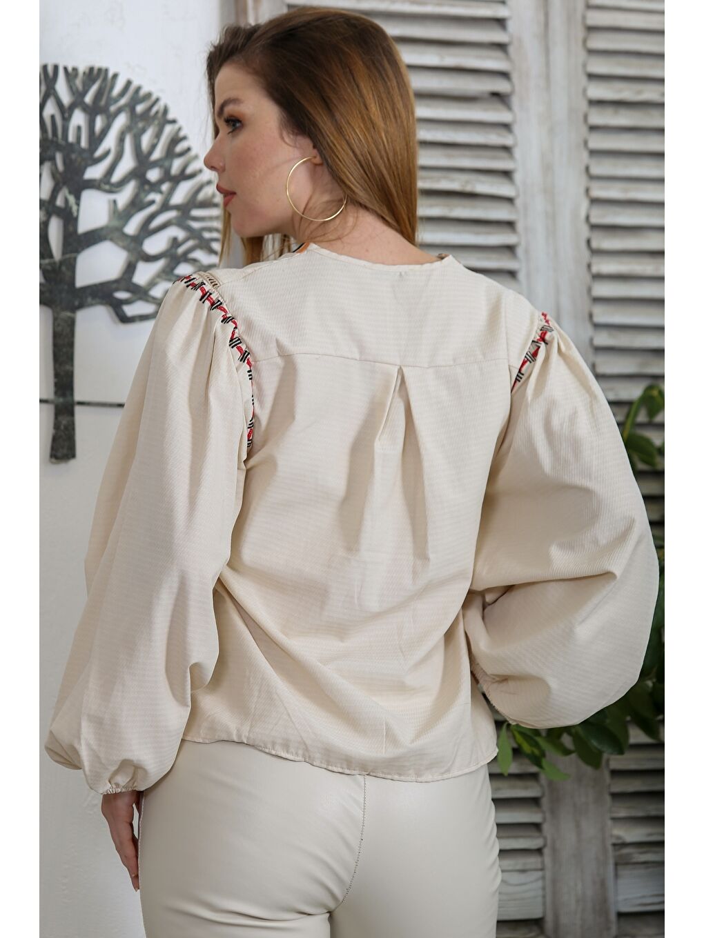 Bej V Yaka Balon Kol Nakışlı Dokuma Casual Bluz-5
