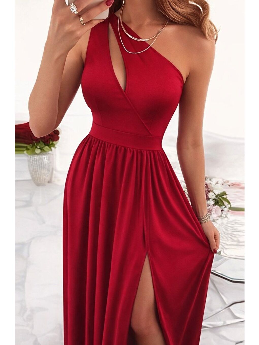 Kırmızı Kadın Omuzlardan Açık Asimetrik Yaka Detaylı Yırtmaçlı Maksi Boy Janjan Krep Elbise-1