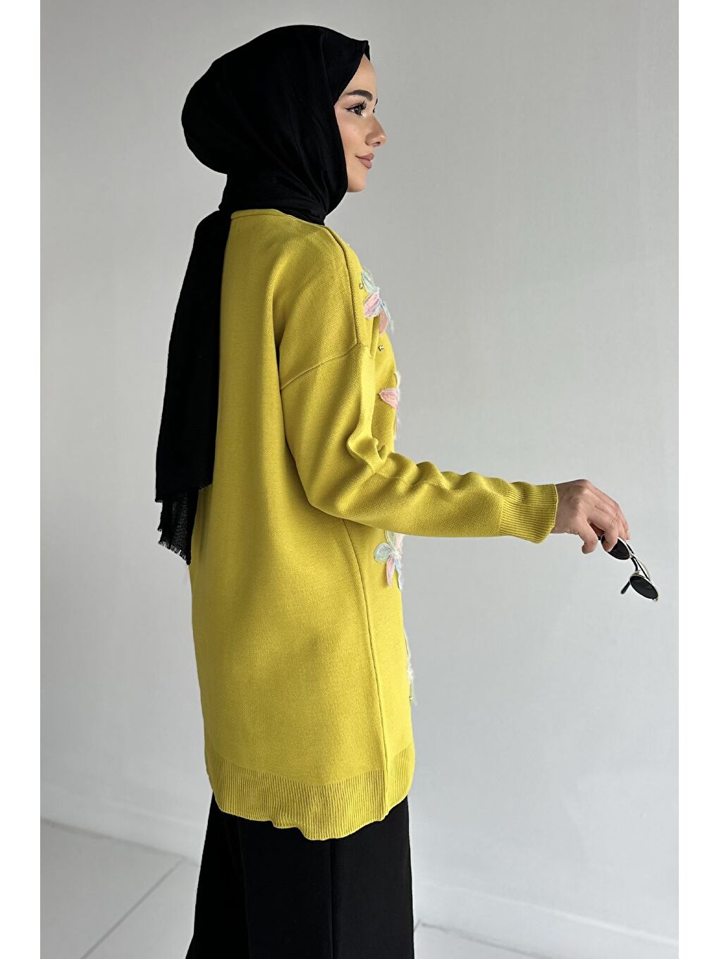 Yeşil Taş Detaylı Çiçek İşlemeli Tesettür Triko Hırka-4