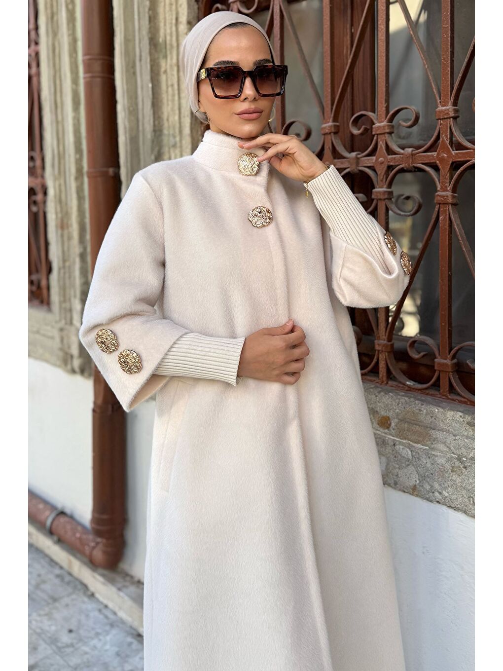 Ekru Kadın Gold Düğme Detaylı İç Astarlı Sakallı Kaban-2