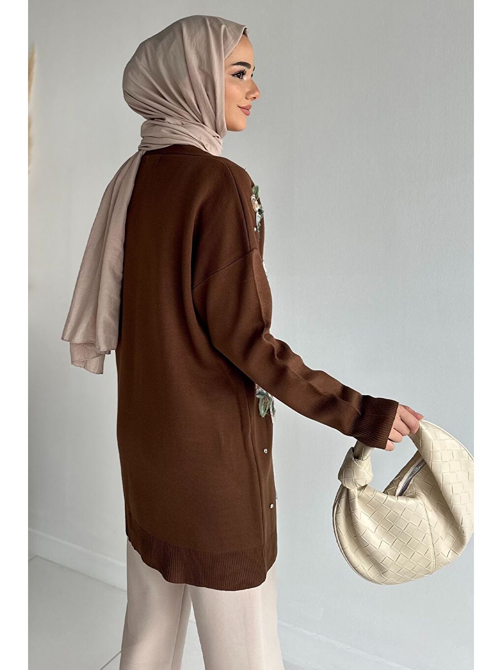 Kahverengi Taş Detaylı Çiçek İşlemeli Tesettür Triko Hırka-5