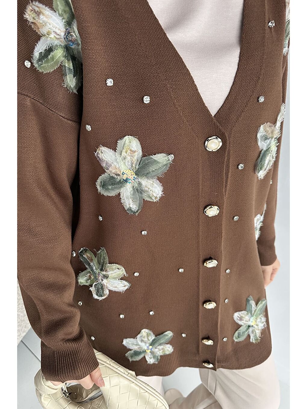 Kahverengi Taş Detaylı Çiçek İşlemeli Tesettür Triko Hırka-6