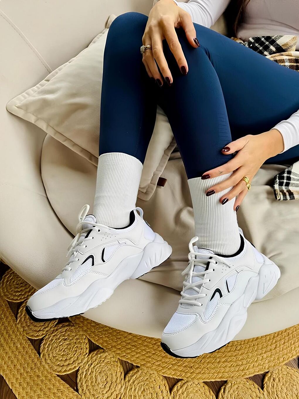 Kadın Beyaz Siyah Renk Ortopedik Rahat Kalıp Günlük Sneakers Ve Spor Ayakkabı Taban 4 Cm.