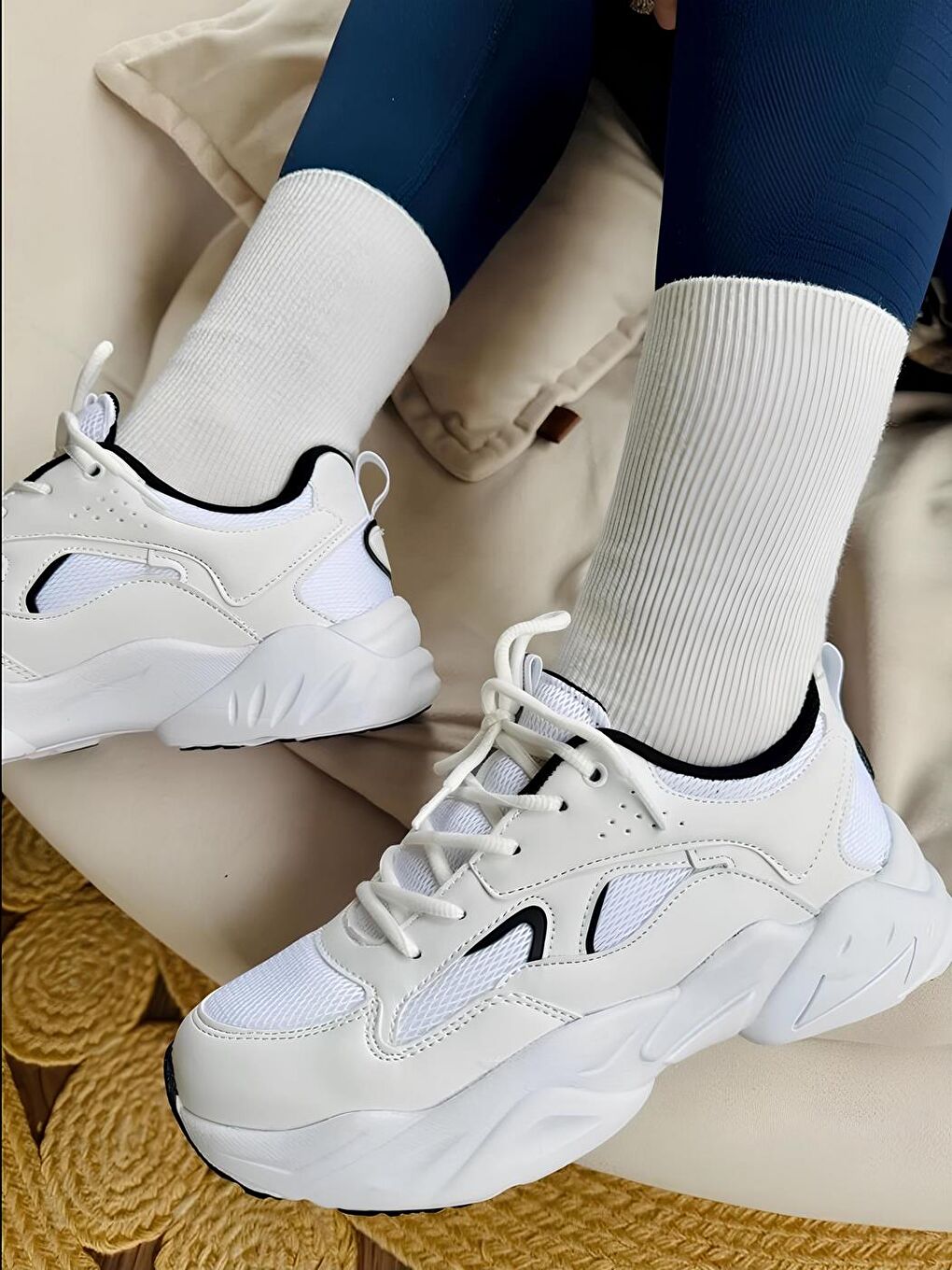 Kadın Beyaz Siyah Renk Ortopedik Rahat Kalıp Günlük Sneakers Ve Spor Ayakkabı Taban 4 Cm.-1