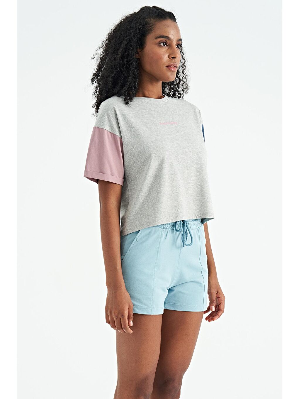 Veryperi Gri Melanj Üç Renk Düşük Omuzlu Oversize Baskılı Crop Kadın T-Shirt - 02266 - 4