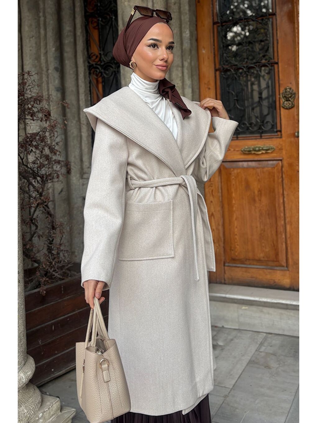 Ekru Bel Kuşaklı İç Astarlı Kapüşonlu Tesettür Kaban-1