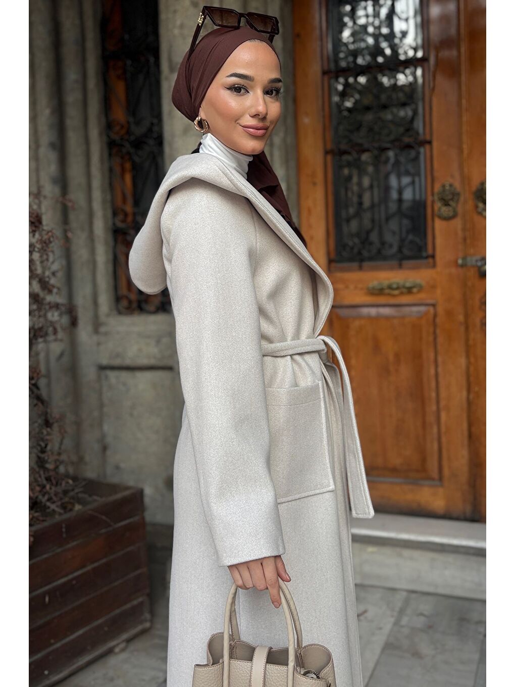 Ekru Bel Kuşaklı İç Astarlı Kapüşonlu Tesettür Kaban-3