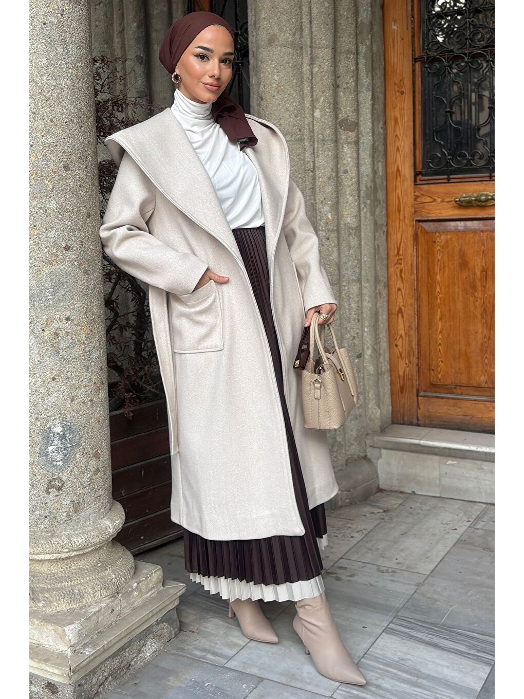 Ekru Bel Kuşaklı İç Astarlı Kapüşonlu Tesettür Kaban-5