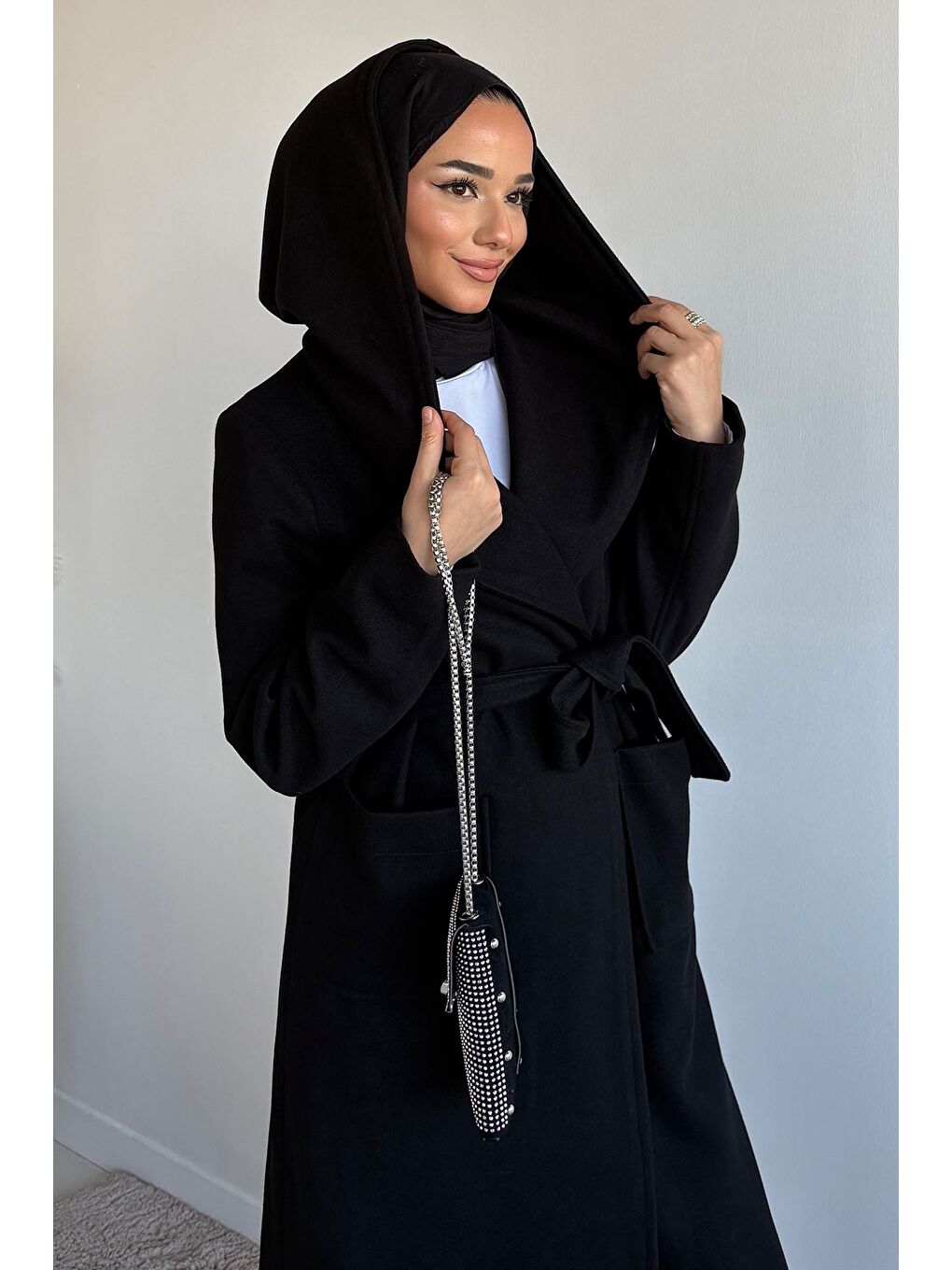 Siyah Bel Kuşaklı İç Astarlı Kapüşonlu Tesettür Kaban-3