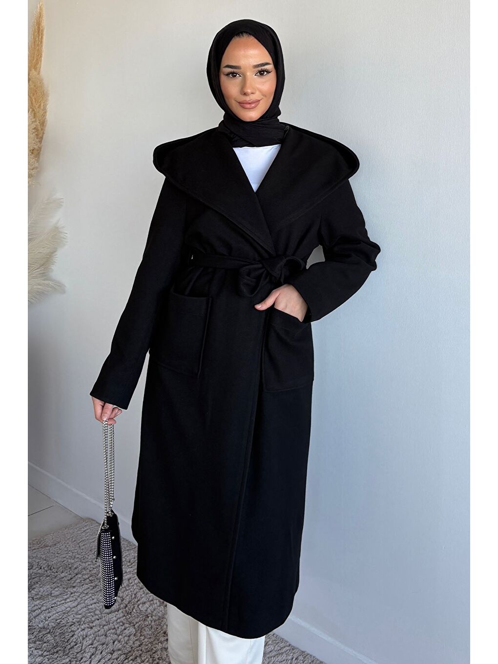 Siyah Bel Kuşaklı İç Astarlı Kapüşonlu Tesettür Kaban-5