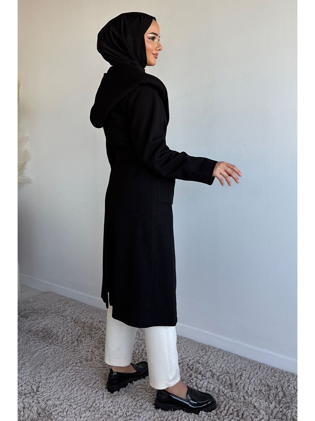 Siyah Bel Kuşaklı İç Astarlı Kapüşonlu Tesettür Kaban-7